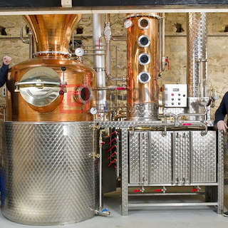Distillatore della colonna dell'attrezzatura di distillazione del rame di DEGONG 1000L che produce il whisky Gin